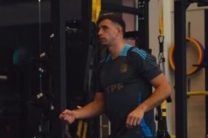 练习扑点庆祝新舞步？大马丁训练间隙跳舞自娱自乐